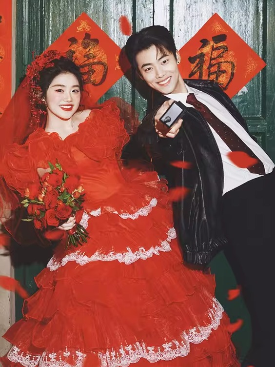 Vintage Fashion Photographers - 赤いヴィンテージストリートスタイルのウェディングドレス女性のファッション写真スタジオ写真撮影ガウン甘いスタイルミッドウエストロングスカート