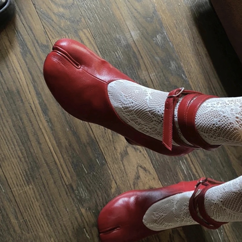 Vintage Fashion Aesthetic - 2026 ヴィンテージ春のファッションスプリットトゥ女性パンプスチャンキーラウンドストラップバックルハイヒールレッドレザーブランドデザイン靴女性
