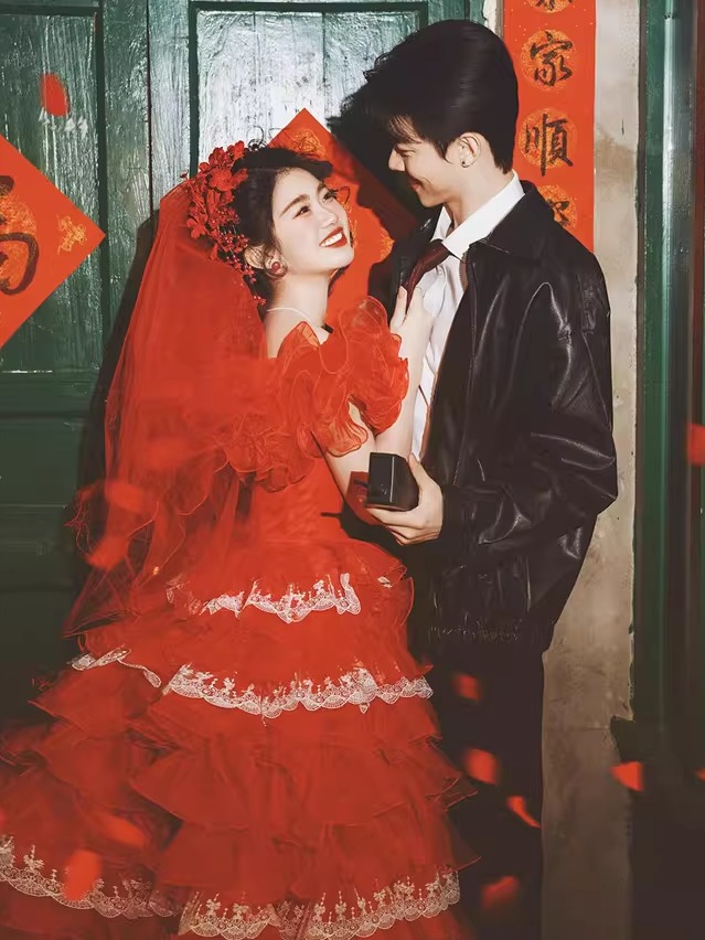 赤いヴィンテージストリートスタイルのウェディングドレス女性の - Vintage Fashion Photographers のレビューと価格