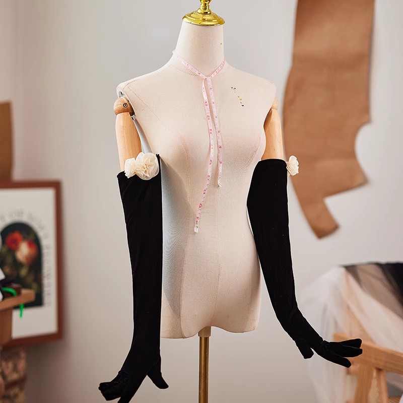 女性のエレガントな黒の花柄ロングベルベットグローブ 女性用  - Vintage Fashion Photographers のレビューと価格