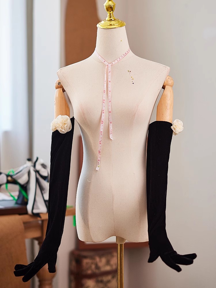 女性のエレガントな黒の花柄ロングベルベットグローブ 女性用  - Vintage Fashion Photographers のレビューと価格