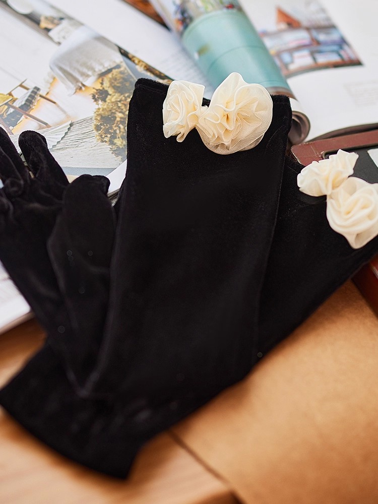 女性のエレガントな黒の花柄ロングベルベットグローブ 女性用  - Vintage Fashion Photographers のレビューと価格